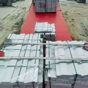 巴中 芝麻白仿形加直形路沿石出货日常