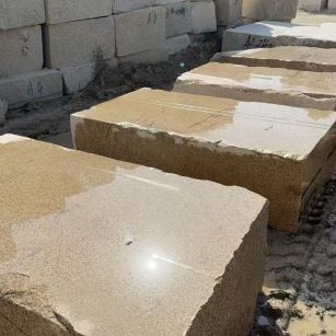 巴中 黄金麻方料堆场洗料分选中，原材料充足