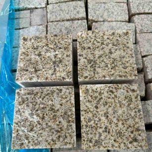 巴中 黄金麻花岗岩自然面小方块，弹石，马蹄石等