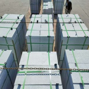 巴中 芝麻白花岗岩5公分地铺石 花岗岩厂家工厂装车日常