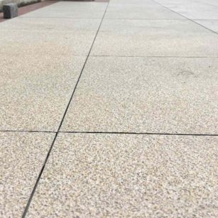 巴中 黄金麻花岗岩石板材荔枝面地面铺装效果