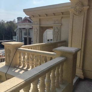 巴中 黄金麻别墅外墙干挂雕花配合阳台栏杆花瓶柱