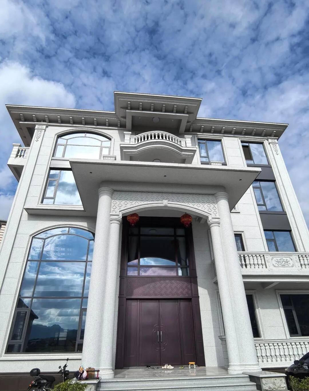 巴中白麻别墅外墙干挂石材效果示例