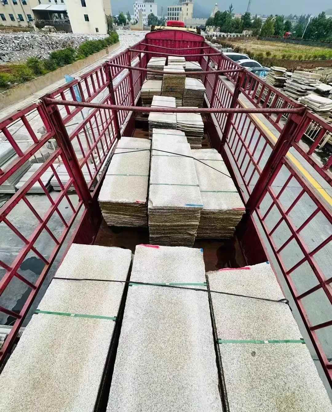 巴中 黄金麻花岗岩荔枝面，光面毛板装车完成