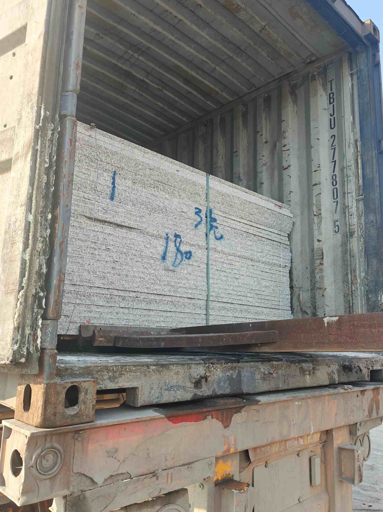 巴中 芝麻白花岗岩石材3.0公分光面毛板装柜出货