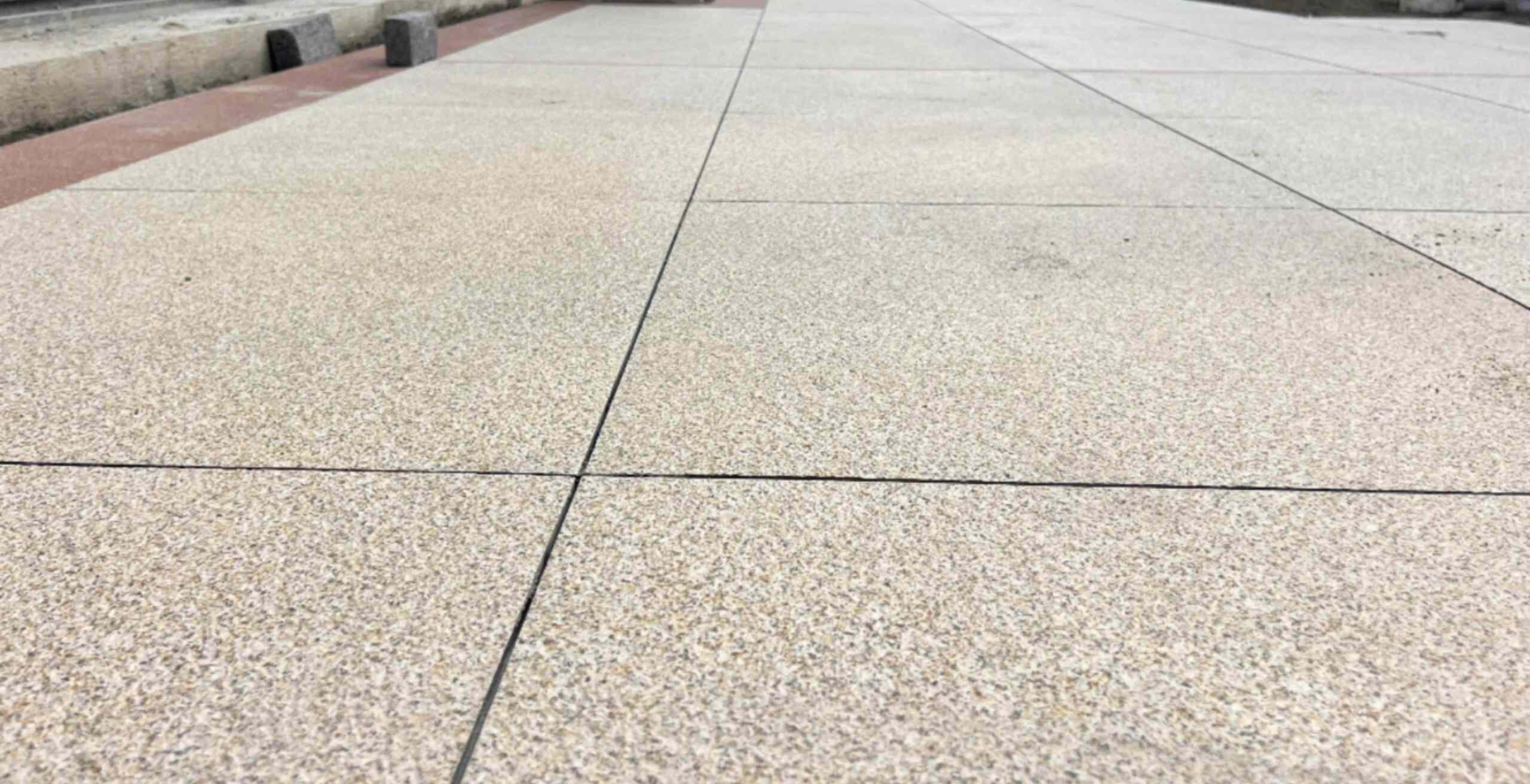 巴中 黄金麻花岗岩石板材荔枝面地面铺装效果