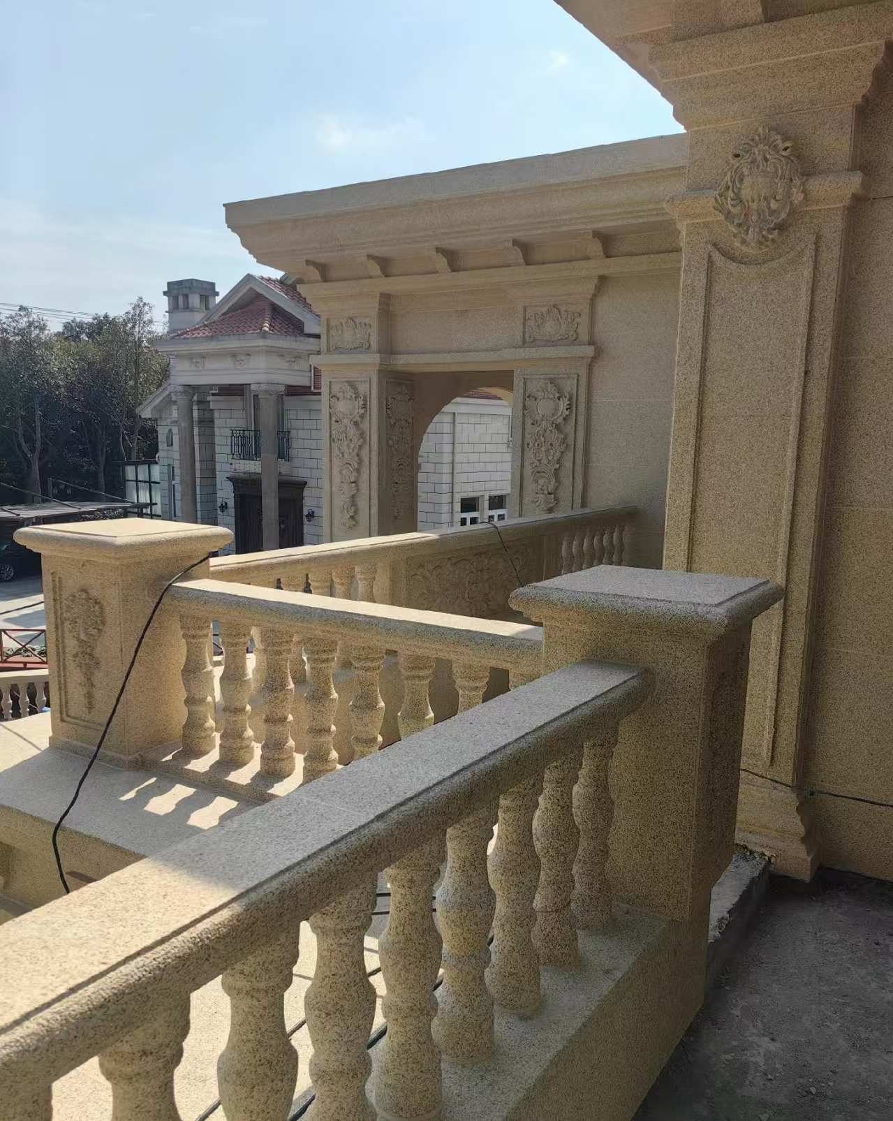 巴中 黄金麻别墅外墙干挂雕花配合阳台栏杆花瓶柱