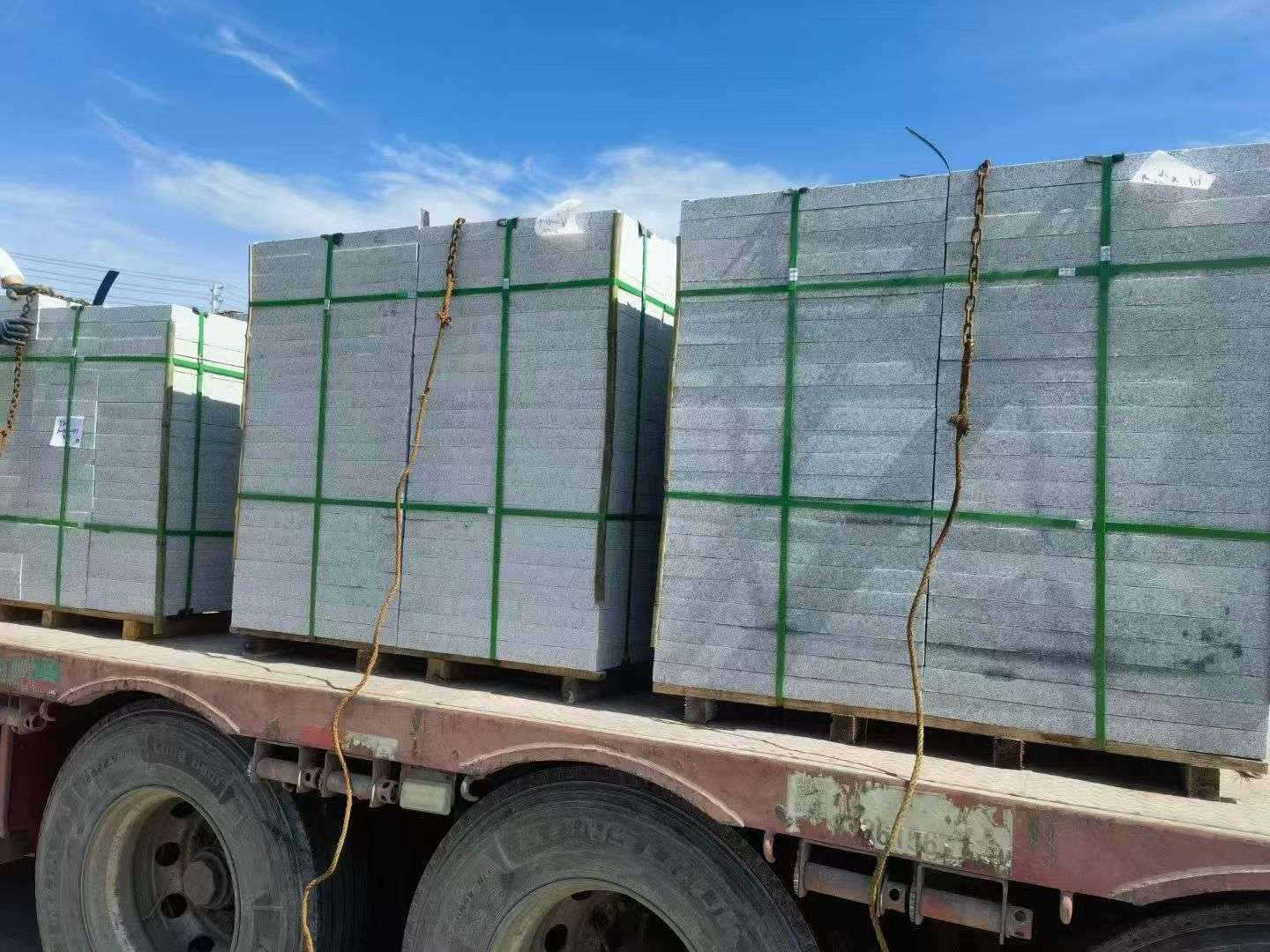 巴中 芝麻白花岗岩地铺石装车日常