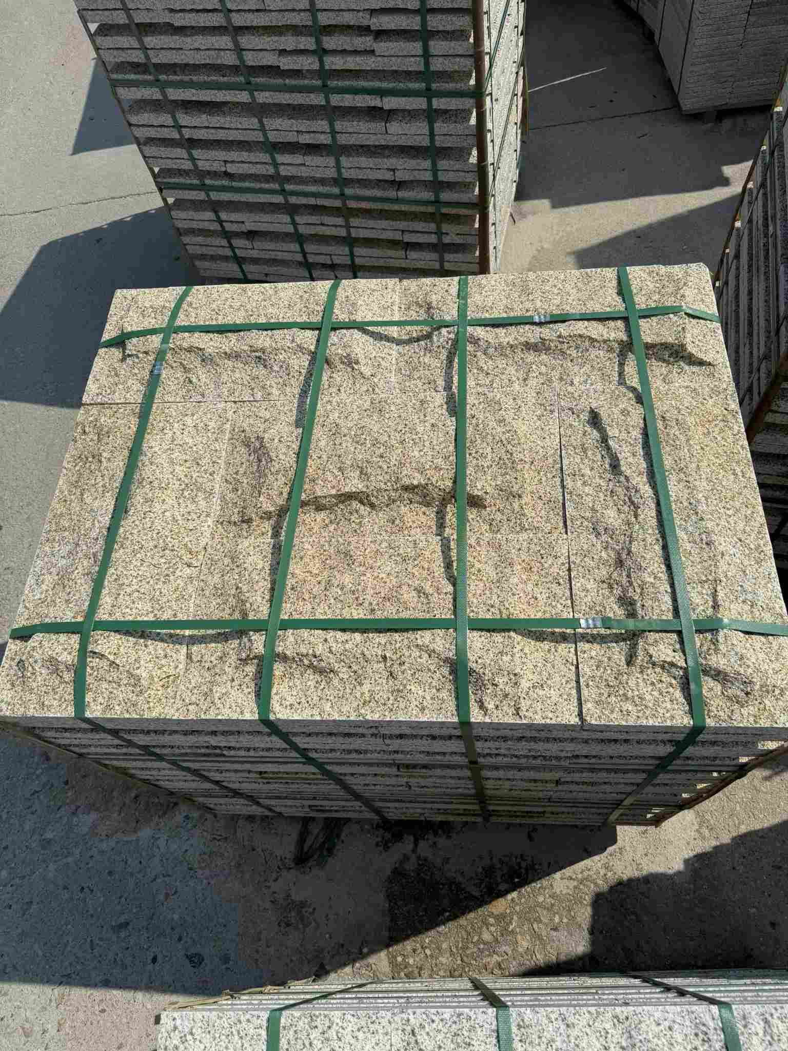 巴中 黄金麻花岗岩石材自然面蘑菇石成品