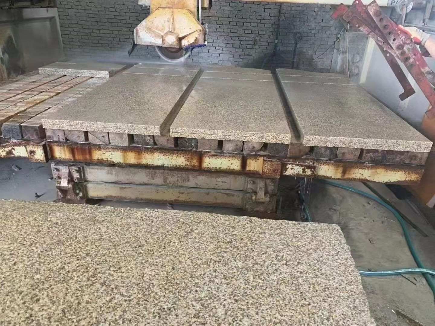 巴中 黄金麻荔枝面成品板加工