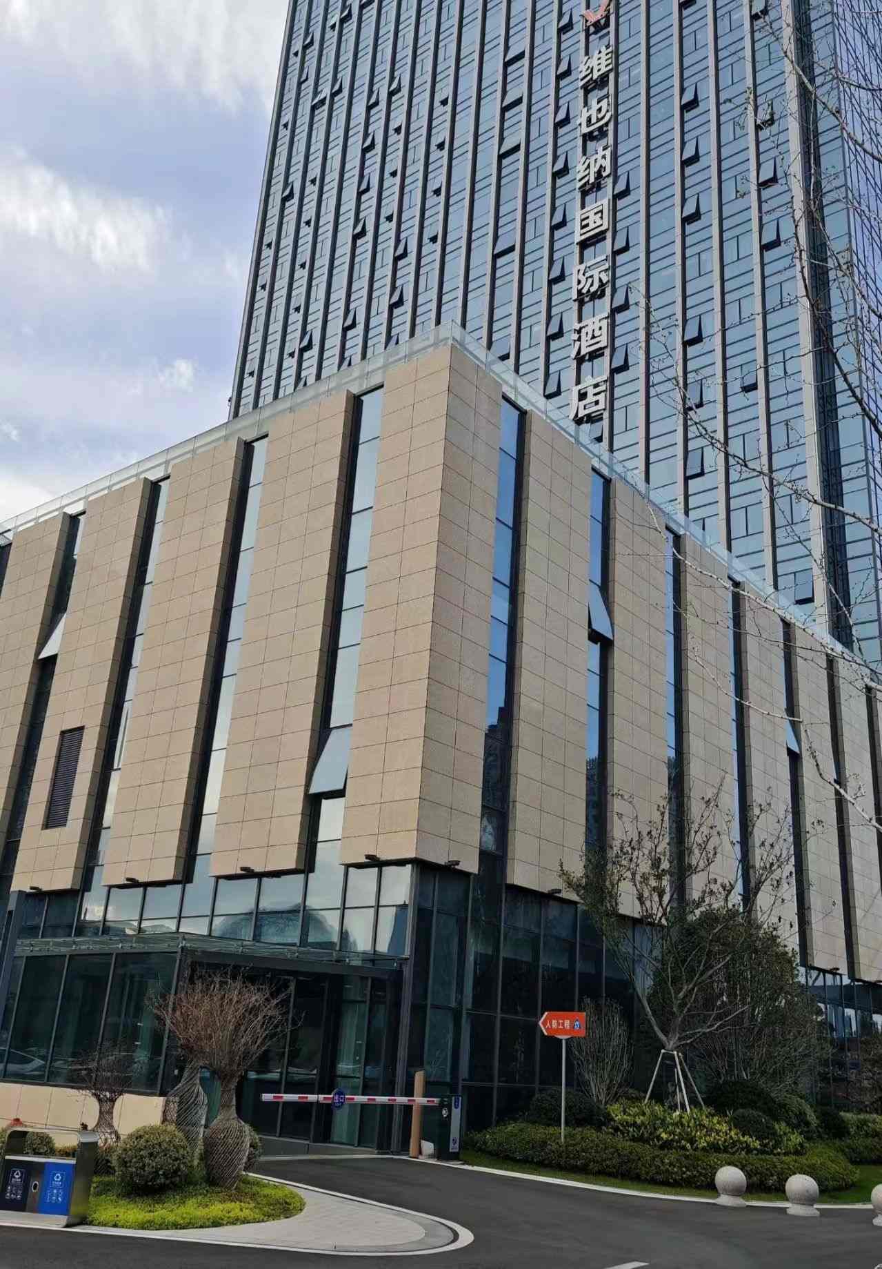 巴中 黄金麻花岗岩外墙干挂