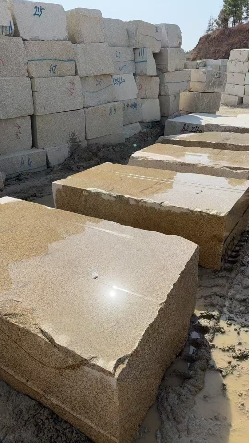 巴中 黄金麻方料堆场洗料分选中，原材料充足