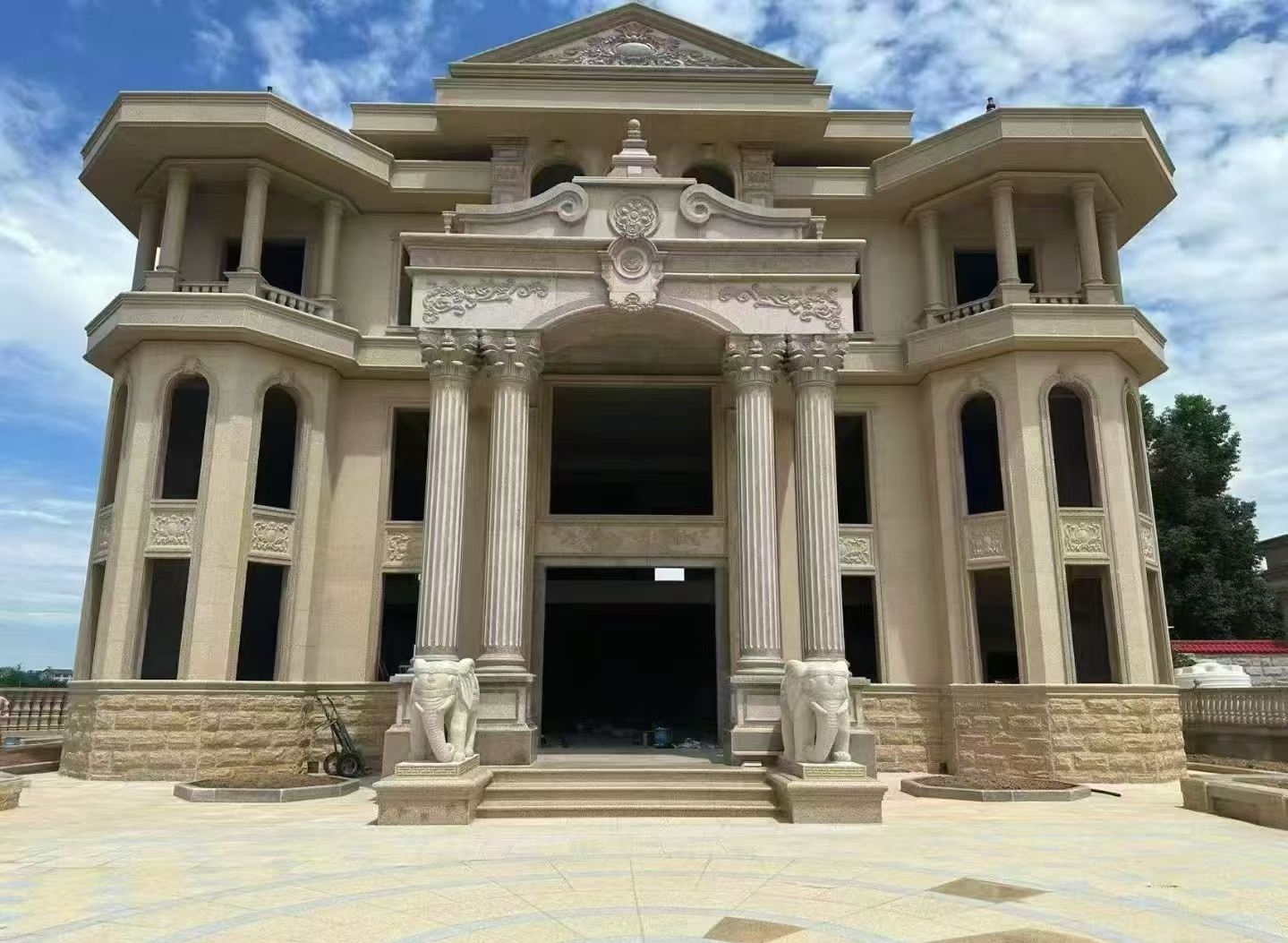 巴中 黄金麻别墅外墙干挂，大柱，大象，蘑菇石，雕花板