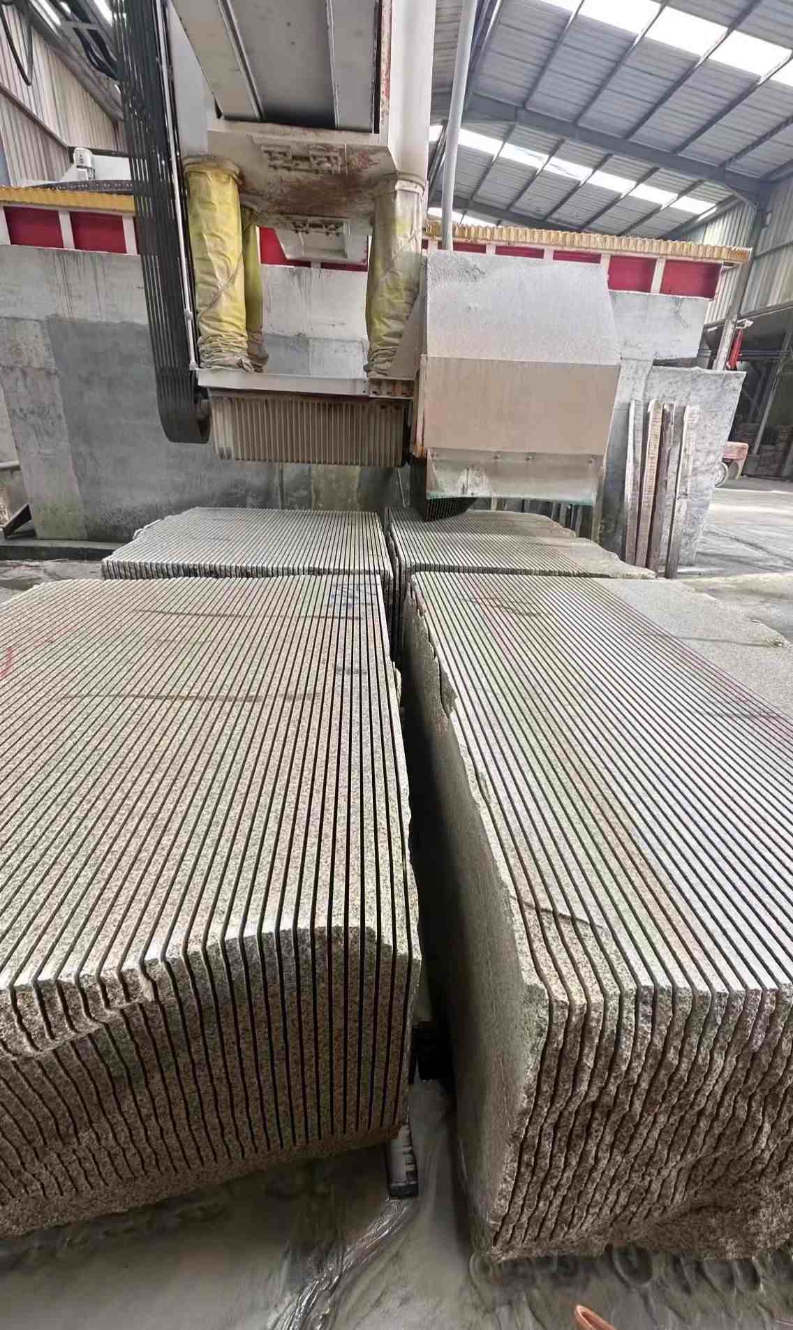 巴中 车间生产日常，黄金麻白麻花岗岩