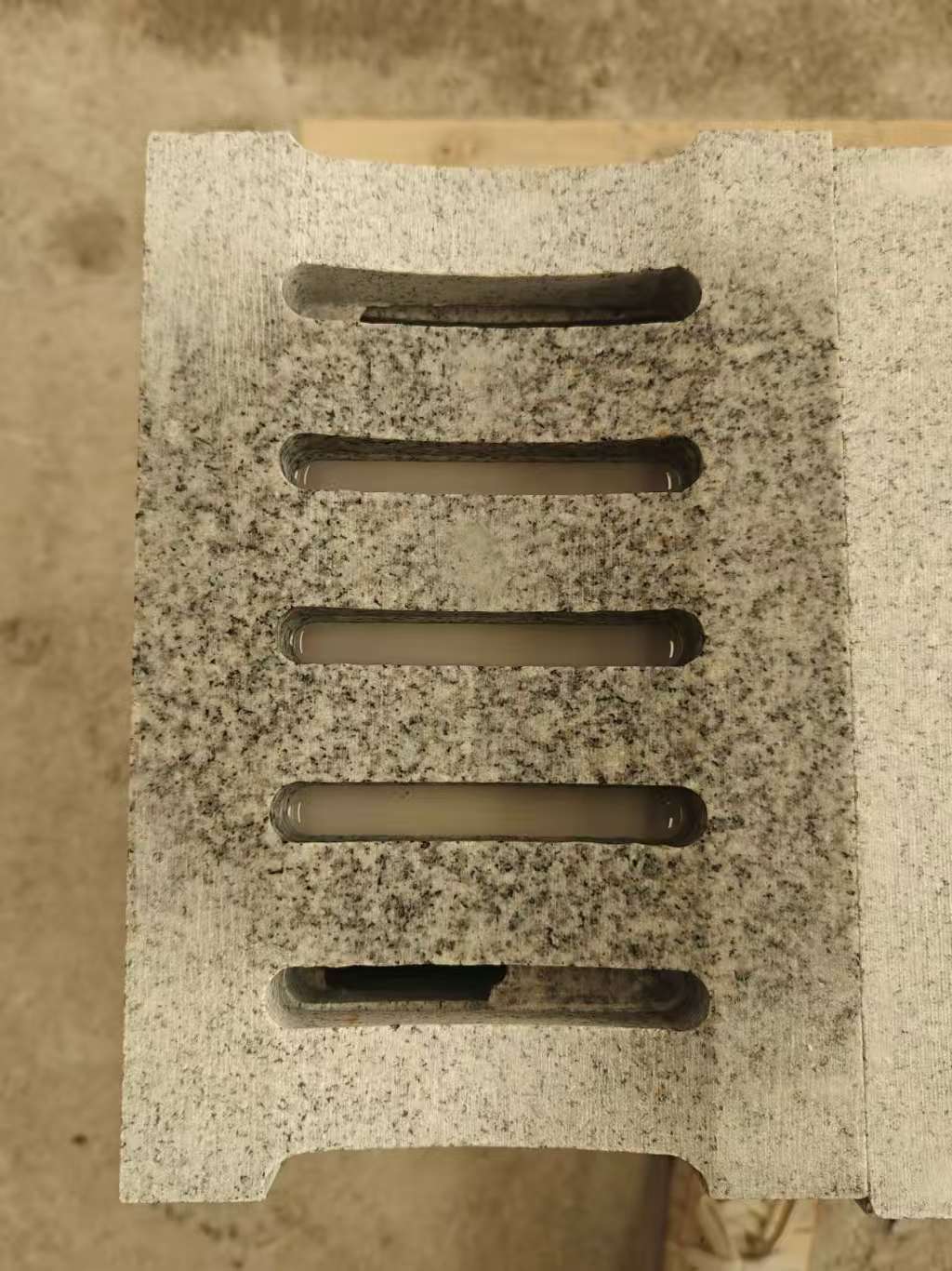 巴中 芝麻白拉丝面花岗岩U型开槽排水槽