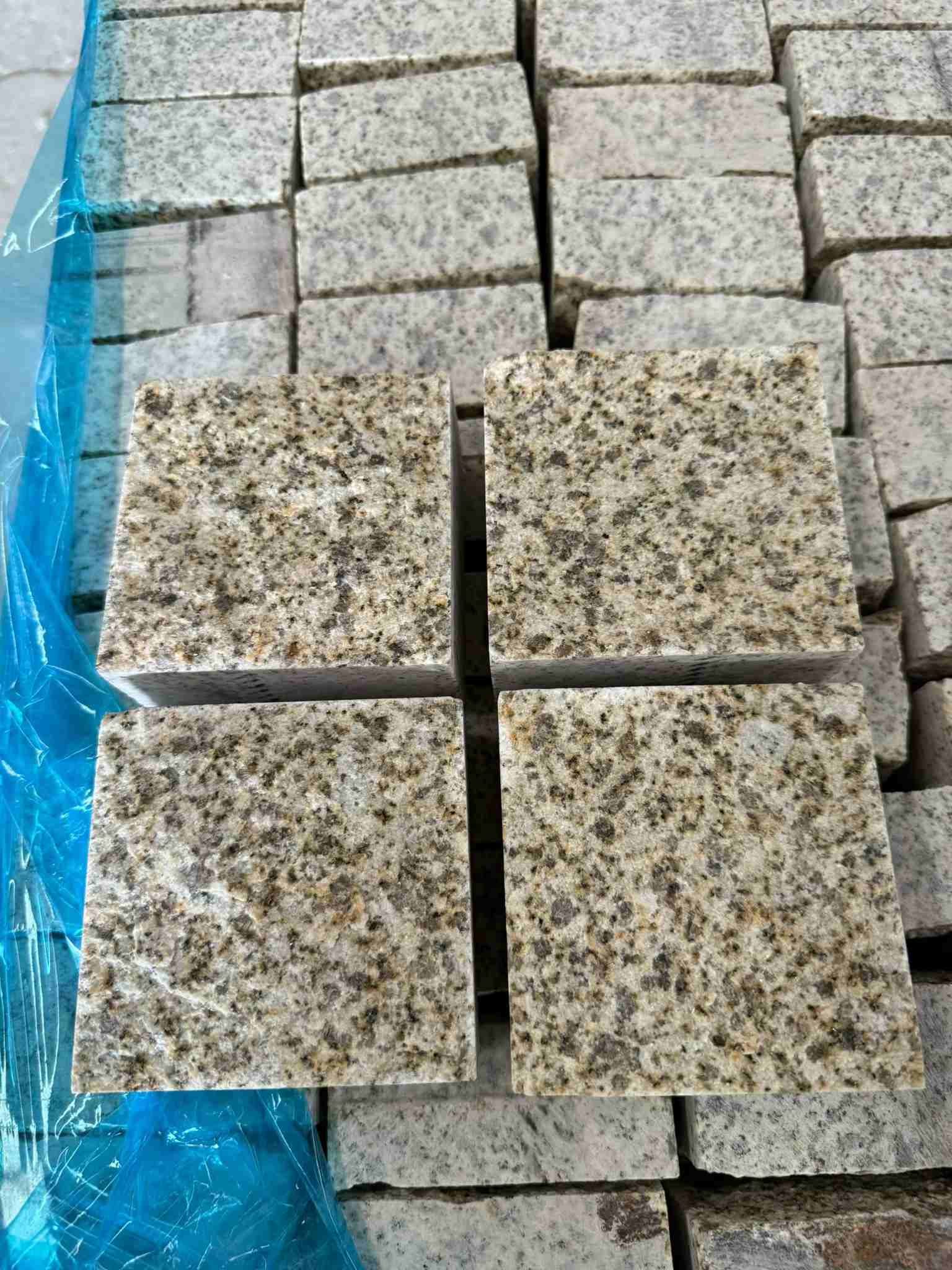 巴中 黄金麻花岗岩自然面小方块，弹石，马蹄石等