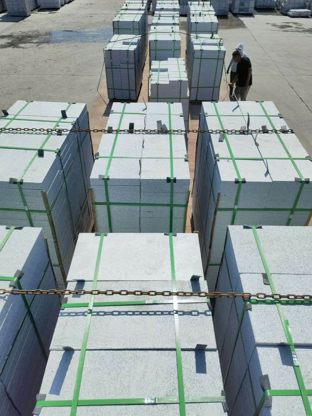 巴中 芝麻白花岗岩5公分地铺石 花岗岩厂家工厂装车日常