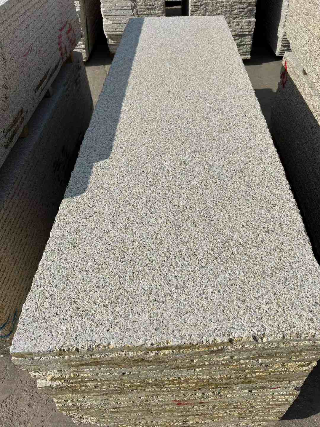 巴中 黄金麻花岗岩荔枝面毛板，半成品