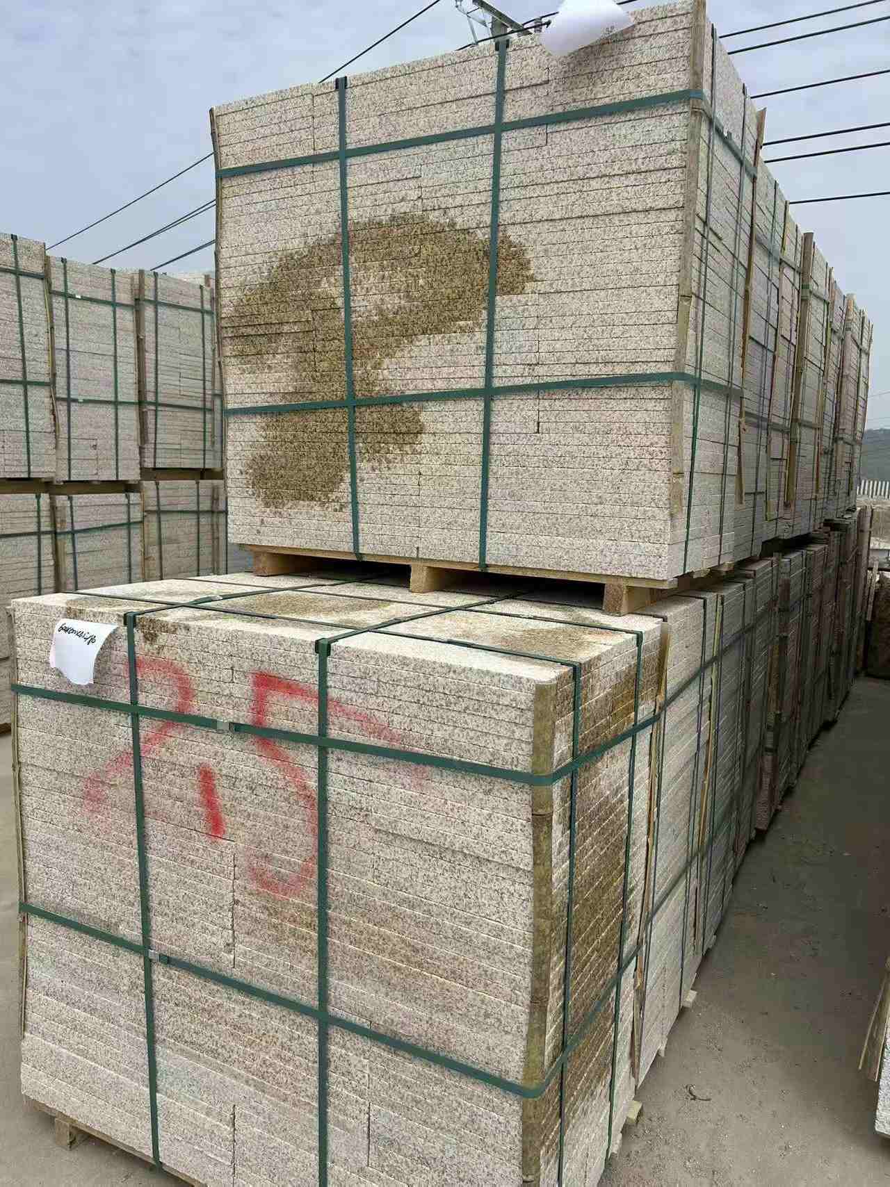 巴中 黄金麻花岗岩石材荔枝面地铺石2.5*300*600