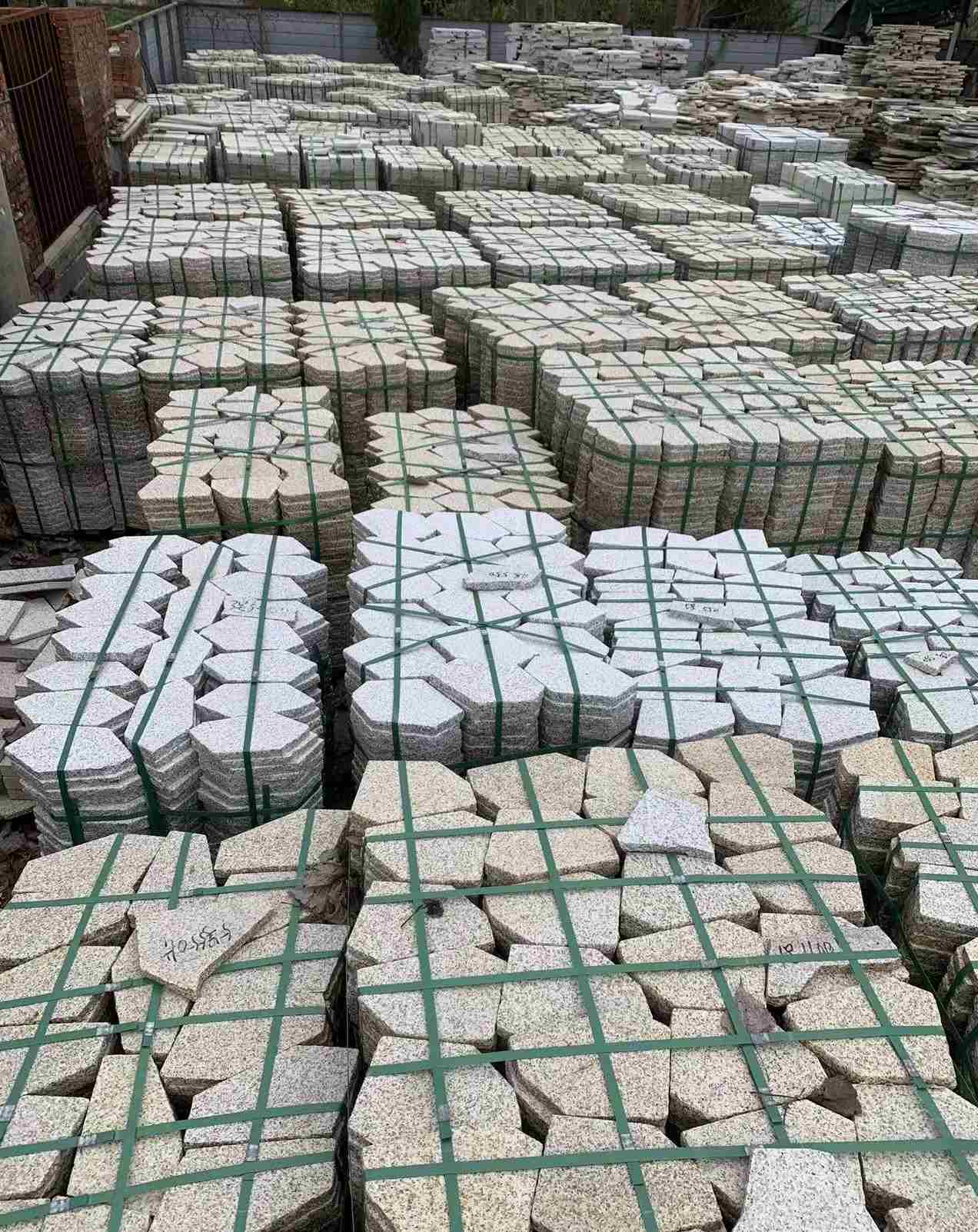 巴中 黄金麻白麻花岗岩荔枝面地铺石(冰裂纹)