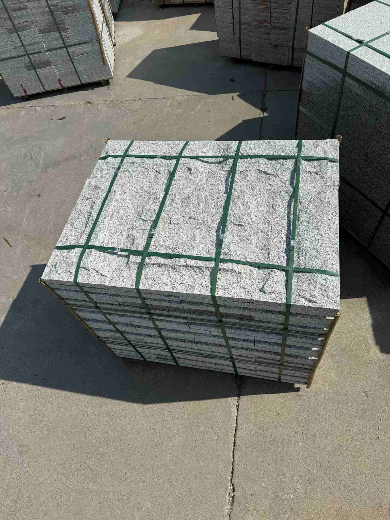 巴中 白麻花岗岩石材自然面蘑菇石成品