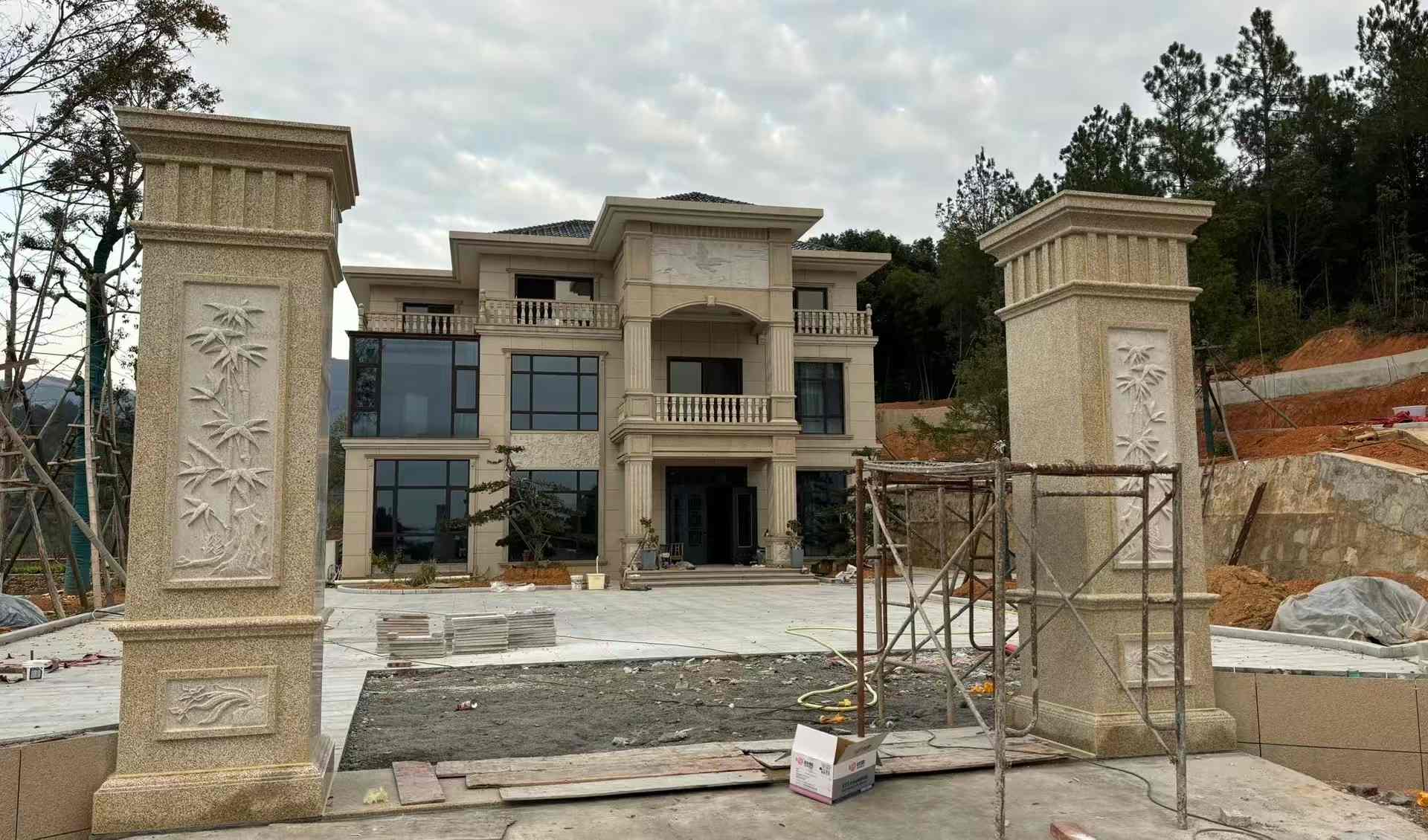 巴中 黄金麻花岗岩别墅雕花外墙干挂配上门口雕花罗马柱