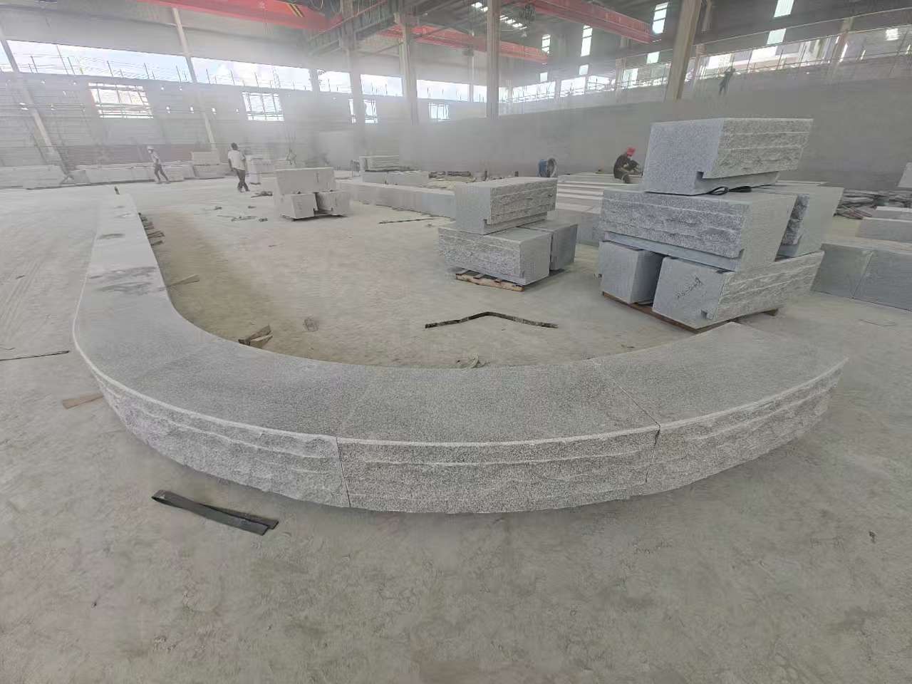 巴中 芝麻白异形坐凳，自然面光面弧形加工