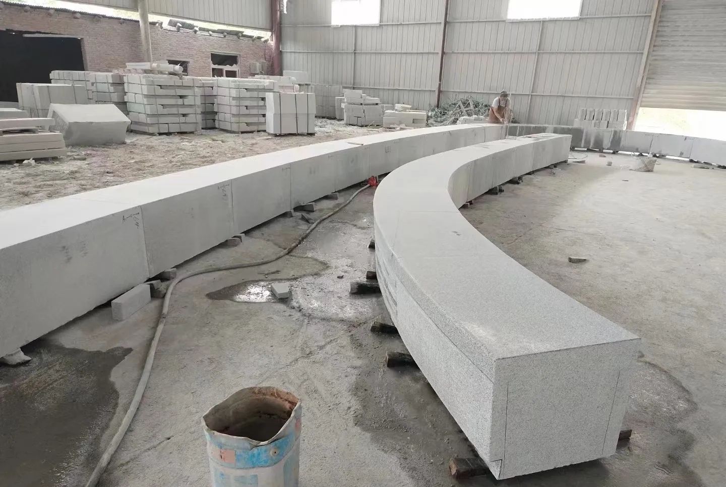 巴中芝麻白花岗岩石板材 园林光面弧形坐凳